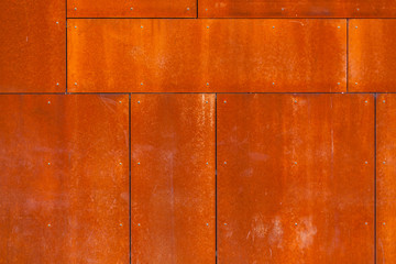 Rusty house facade of Cor-Ten steel panels. Fassade mit rost braunen Cor-Ten Stahl Platten.