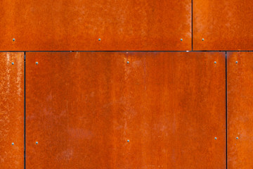 Cor-Ten steel panel house facade. Cor-Ten Stahl Platten rostige Hausfassade.