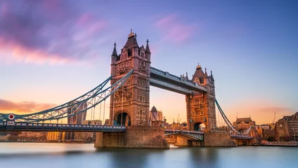 Tuinposter Bruggen torenbrug in Londen bij zonsondergang Londen UK March