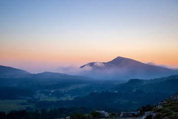 Couché de soleil montagneux