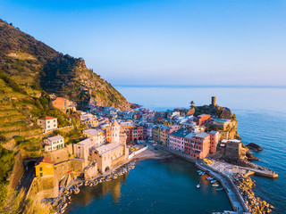 Le Cinque Terre, paese di Vernazza con affaccio a precipizio sul mare. Concetto di vacanze estive...