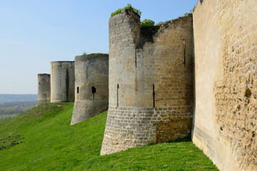 Remparts du château de Coucy (02) en Picardie – Ramparts of Coucy castle in Picardy, France