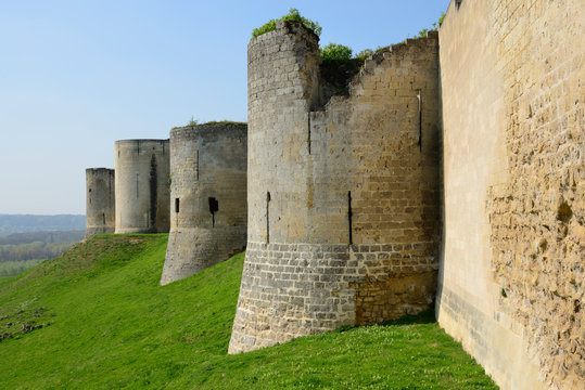 Remparts du ch&acirc;teau de Coucy (02) en Picardie &ndash; Ramparts of Coucy castle in Picardy, France