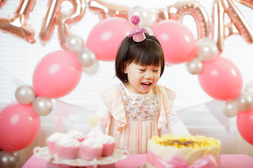 Obraz na płótnie Canvas toddler girl celebrating her third birthday at home