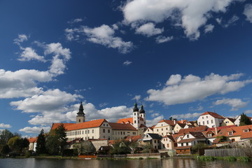 Fototapeta na wymiar チェコ　テルチ　青空と雲と教会のある景色