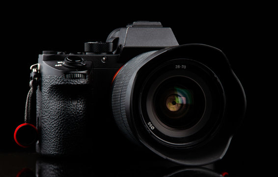 Mirrorless camera with lens
