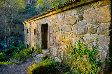 Entrada de un molino de agua antiguo. Caldas de Reis. Galicia. España.