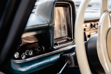 Fototapeta premium Retro stylizowany wizerunek starego radia samochodowego i deski rozdzielczej wewnątrz klasycznego samochodu