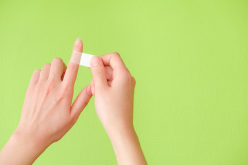 写真素材：ばんそうこうを貼る手　絆創膏　傷　処置