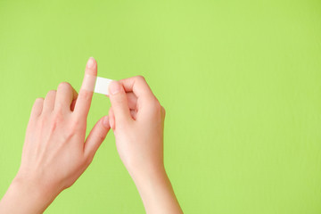 写真素材：ばんそうこうを貼る手　絆創膏　傷　処置