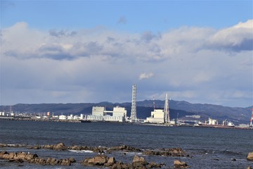 Naklejka premium 平磯海岸から望む常陸那珂火力発電
