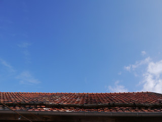 青空と古びた赤い屋根