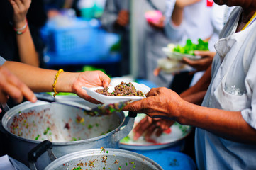 Obraz premium The hand holding food is a hope for the poor to get the opportunity to eat.