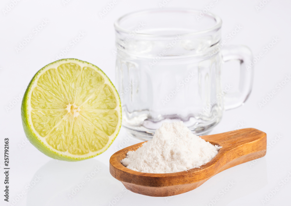 Poster Glass of water, lemon, soda bicarbonate - Citrus × latifolia