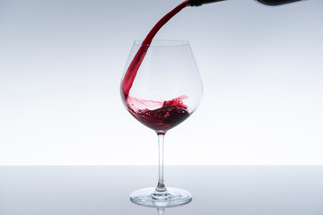 ワインをグラスに注ぎ入れる