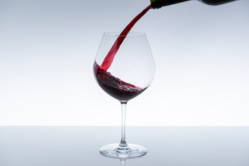 ワインをグラスに注ぎ入れる