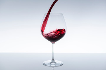 ワインをグラスに注ぎ入れる