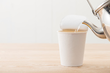 カップ麺にお湯を注ぐ