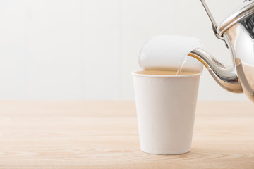 カップ麺にお湯を注ぐ