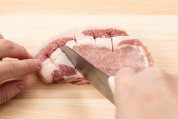 豚肉の筋切り