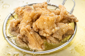 唐揚げを揚げる