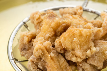 唐揚げを揚げる