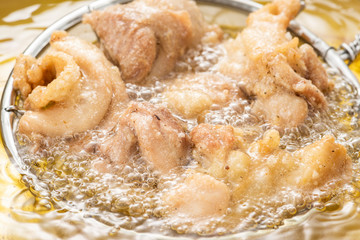 唐揚げを揚げる