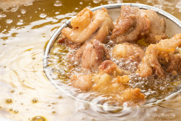 唐揚げを揚げる