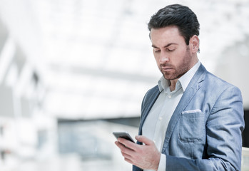 Obraz na płótnie Canvas close up.businessman reading text message on smartphone