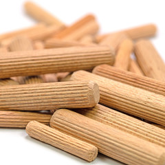 Viele Holzdübel vor weißem Hintergrund