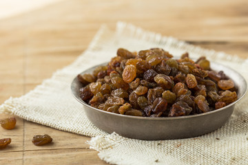 Golden raisin raisin on wooden background