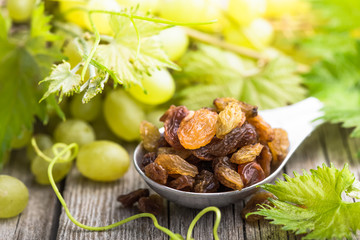 Golden raisin raisin on wooden background