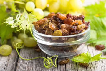 Golden raisin raisin on wooden background