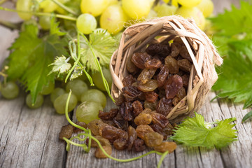 Golden raisin raisin on wooden background