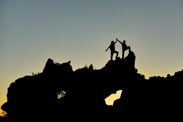 Obraz premium climber friends celebrating victory together