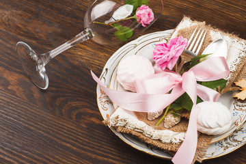 Tableware with lightpink roses and marshmallows