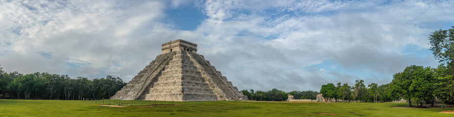 Fototapeta na wymiar El Castillo or Temple of Kukulkan pyramid, Chichen Itza, Yucatan, Mexico