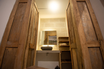 stone wastafel and mirror