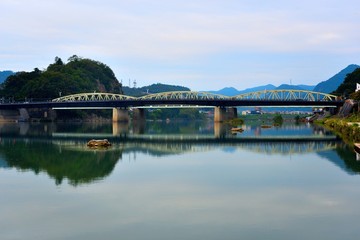 Fototapeta na wymiar 木曽川に架かる犬山橋と鵜飼艇