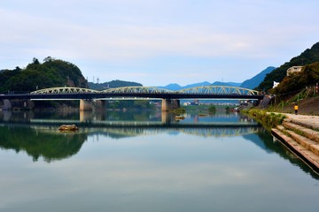 Fototapeta na wymiar 木曽川に架かる犬山橋と鵜飼艇