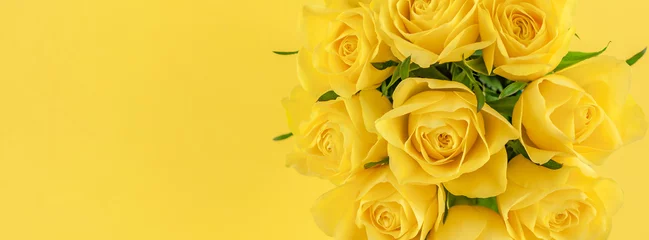 Selbstklebende Fototapeten Strauß frischer gelber Rosen © dvoevnore