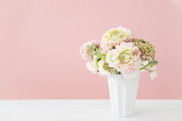 ピンクとグリーンのラナンキュラス