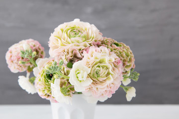 ピンクとグリーンのラナンキュラス