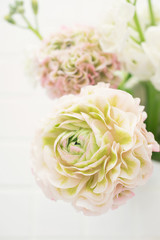 ピンクとグリーンのラナンキュラス