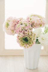 ピンクとグリーンのラナンキュラス