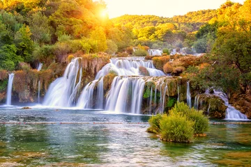  Verbazingwekkend natuurlandschap, prachtige waterval bij zonsopgang, beroemde Skradinski buk, een van de mooiste watervallen in Europa en de grootste in Kroatië, buitenreisachtergrond © larauhryn