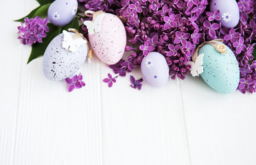 Obraz premium Spring lilac flowers and easter eggs
