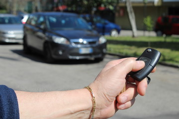 Uomo con il telecomando della sua auto