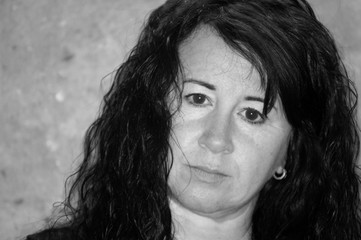 Frau mit langen Haaren ungeschminkt