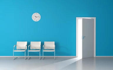 Abwaschbare Fototapete Wartezimmer Offene Tür mit starkem Licht im blauen Wartezimmer mit weißen Stühlen und Wanduhr